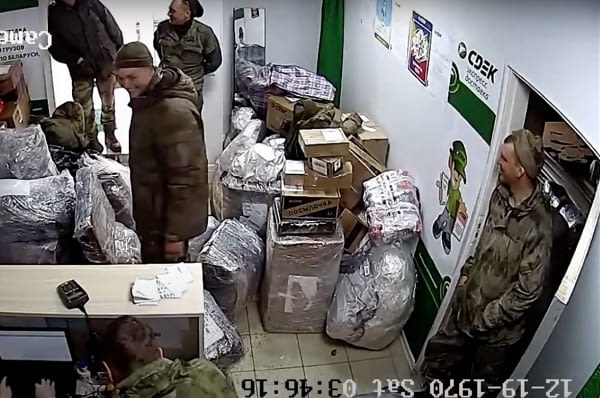 Russian-soldiers-with-stolen-items-Hanna-Liubakova.jpg
