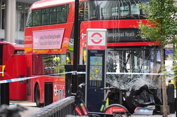Victoria bus crash injuries 17 with London Air Ambulance on scene - London Business News | Londonlovesbusiness.com
