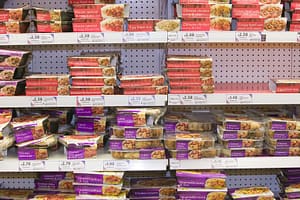 TV dinners for sale on supermarket shelv...........