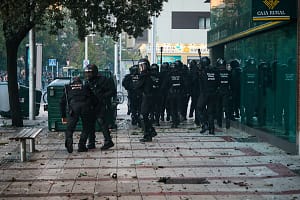 'Shut down social media': France’s chilling crackdown plan as violent protests engulf Europe Rally in Pamplona against the ‘Mafia or Fatherland’ event organised by Vito Quiles