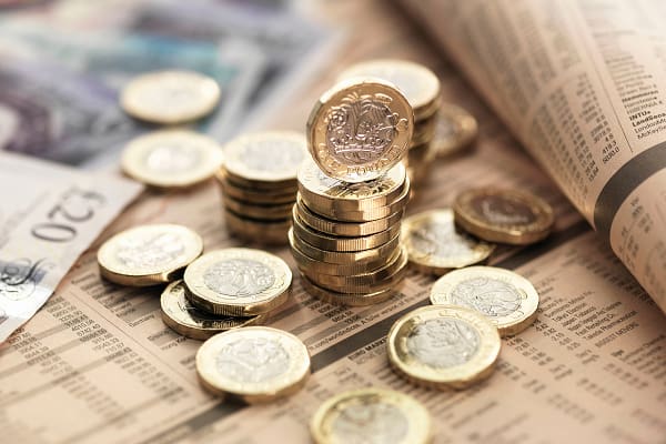 Online sellers: HMRC now gets platform sales data. Check the £1,000 trading allowance, Self Assessment and the £90,000 VAT threshold.