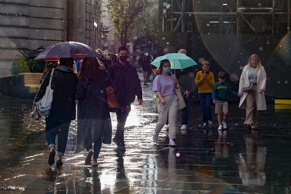 Met Office issues amber and yellow weather warnings for rain and wind - London Business News | Londonlovesbusiness.com