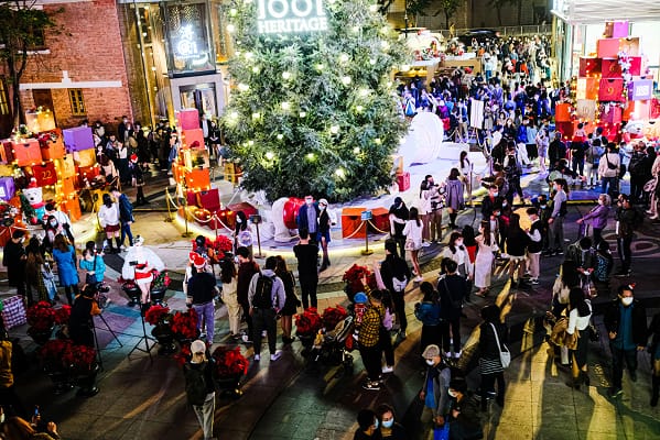 Brits are cutting back on Christmas shopping amid Budget fears