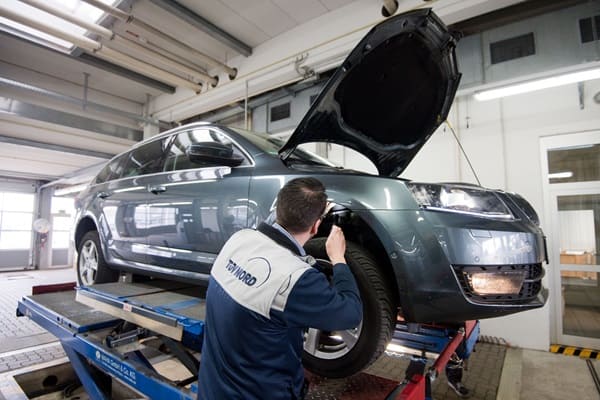 7 Accounting Headaches Auto Shops Face (and the Tech That Fixes Them)