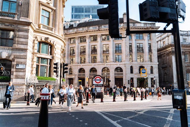 Bank of England warns energy shock could force interest rate rises - London Business News | Londonlovesbusiness.com