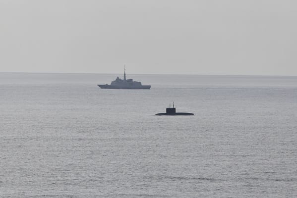 Russian submarine in English Channel is an 'explosive hazard' - London Business News | Londonlovesbusiness.com