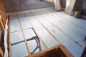 Floorboard insulation with polystyrene sheets and underfloor heating