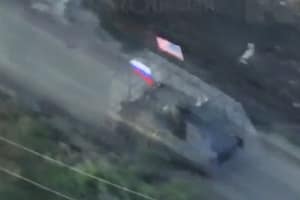 โRussian fascistsโ honour Trump as โan allyโ and fly the US flags on military vehicles Russian troops fly the USA flag in combat