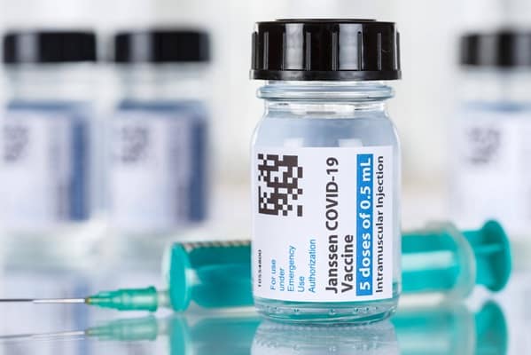 Johnson Johnson Corona Virus Impfstoff Coronavirus COVID-19 Covid Impfung Spritze Vaccine Textfreiraum Copyspace Banner