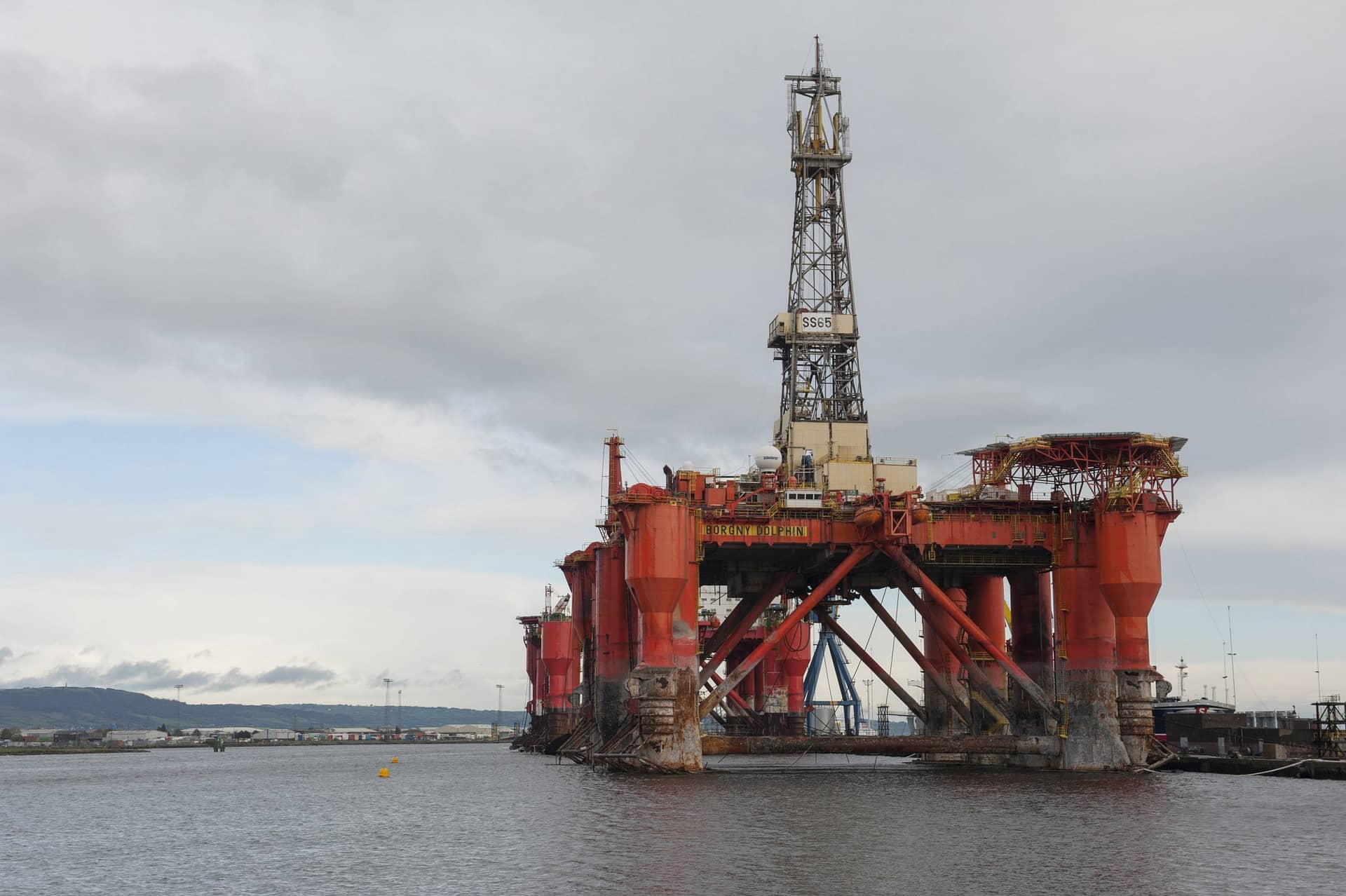 Greenpeace stage protest on BP oil rig