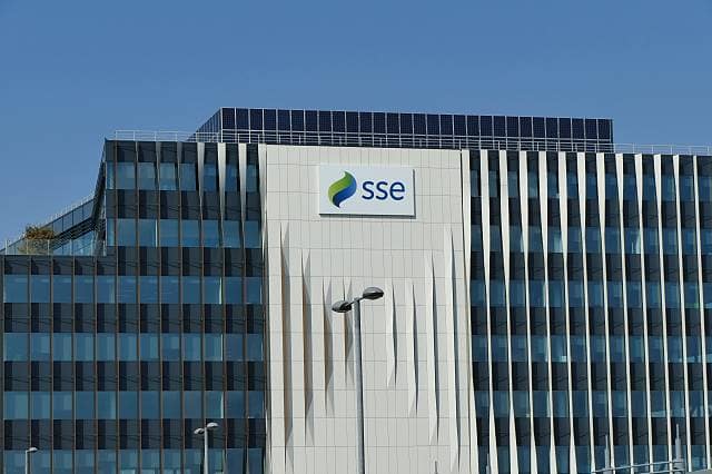 SSE cuts earnings outlook over lost customers
