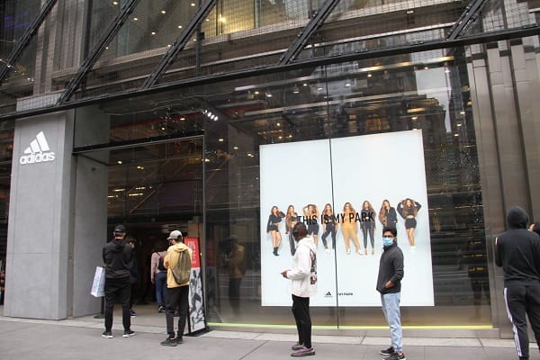 Apple Achieves Record‑Breaking Sales, Outshining 2014 Bests