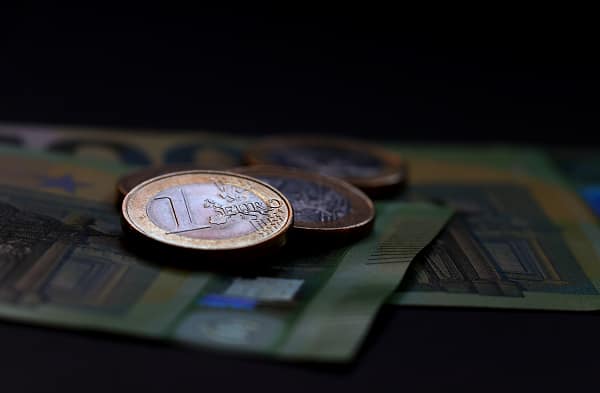 Euro Gains Momentum as Treasury Yield Gap Shrinks