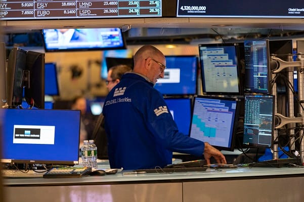 S&P 500 maintains its uptrend despite growing caution amid geopolitical risk