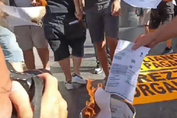 Naples in Turmoil: Protesters Storm Town Hall and Warn of Chaos Amid Putin‑Fueled Energy Crisis