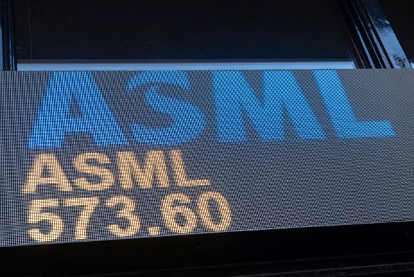 ASML Surpasses EPS and Revenue Forecasts, Pushing Earnings to New All‑Time Highs