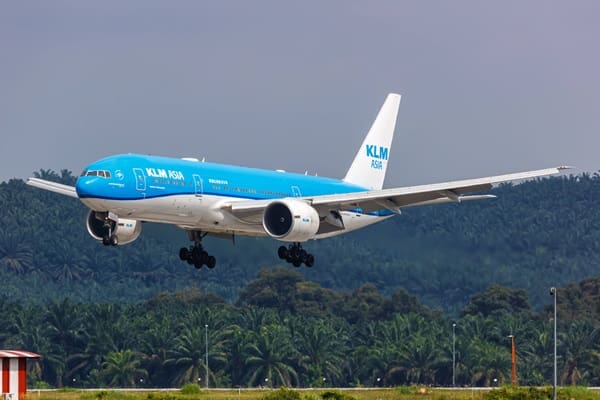 Hundreds of Airport Workers Set to Decide on Striking at Two Major Hubs