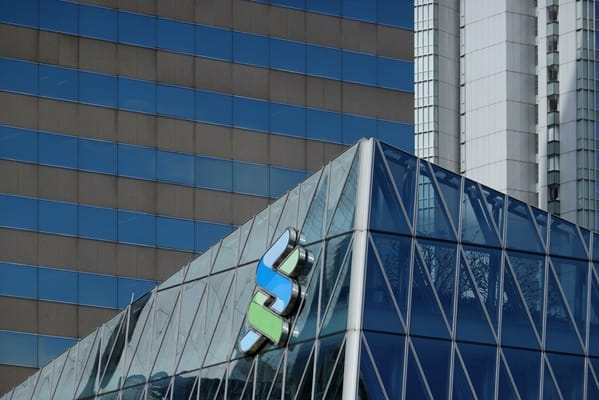 Standard Chartered Accused of Channeling Billions to Iran‑Backed Terror Networks