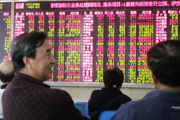 Yuan Declines, Service Sector Weakness Sparks Market Concerns