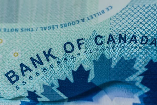 Canadian Dollar Soars While US Dollar Slumps Amid Shifting Monetary Policies