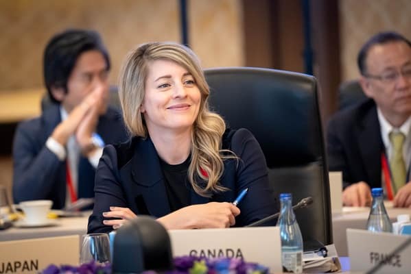 Senator Signals US on the Verge of Recession as Trump Tariffs Surge and Canada Imposes New Levies on America