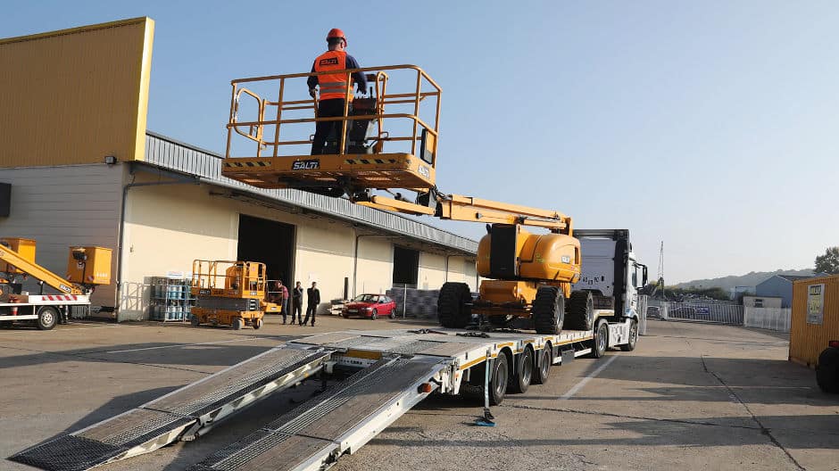 transport-of-construction-machinery-remi-hatton-and-his-actros