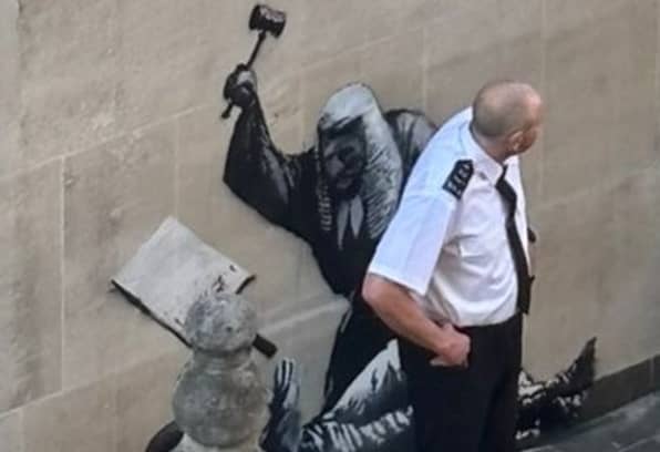 Embarrassing new Banksy artwork appears at Royal Courts of Justice - London Business News | Londonlovesbusiness.com