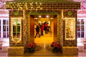 CANADA-TORONTO-CHRISTMAS DECORATION-LIFE-SIZE GINGERBREAD HOUSE