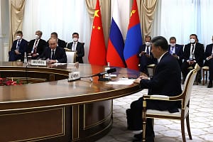 Russian President Vladimir Putin (L) and Chinese President Xi Jinping, attend a meeting on the sidelines of the Shanghai Cooperation Organisation (SCO) summit in Samarkand in southeastern Uzbekistan, on Sept 15, 2022. Xi Jinping will travel to Moscow next