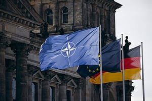 Die Flagge der NATO, Europas und der Bundesrepublik Deutschland aufgenommen am Reichstagsgebaeude in Berlin, 04.04.2024.