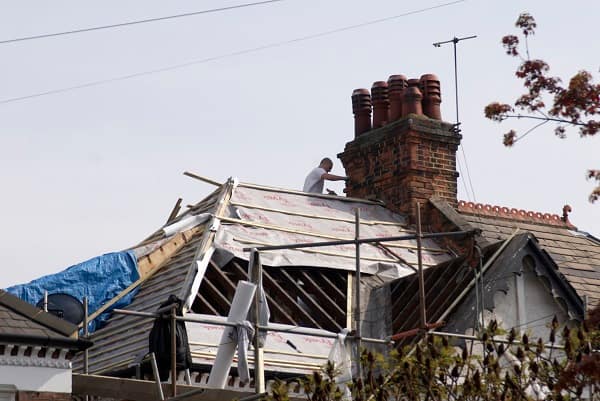 Common signs your old roof shingles need replacement