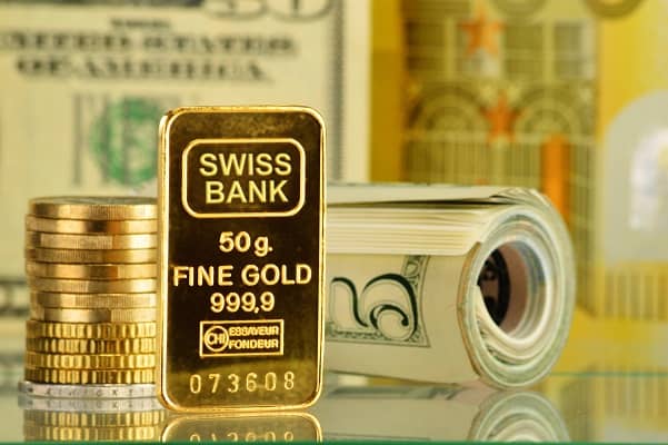 Gold trends lower ahead of US data