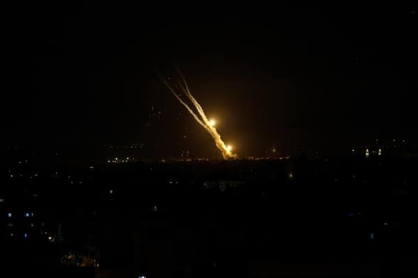 Hamas intensifies attacks with a ‘huge rocket barrage’ in central Israel Hamas intensifies attacks with a ‘huge rocket barrage’ in central Israel