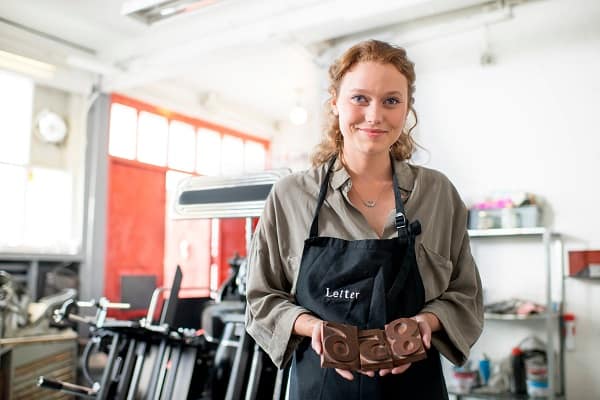 Industries with the highest average quantity of satisfied employees