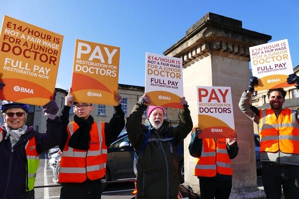NHS consultants strike over pay