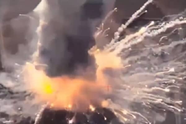 Невероятно «удивительные» взрывы сотрясли российскую авиабазу «Курск», когда ударные дроны уничтожают истребители Источник